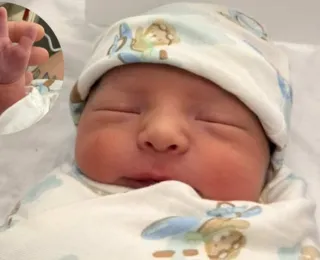 Bebê com "barbatana da sorte" viraliza nas redes sociais