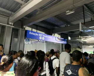 BRT atrasa abertura e deixa estações lotadas em Salvador
