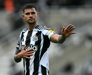Bruno Guimarães tranquiliza torcida após deixar jogo com dores