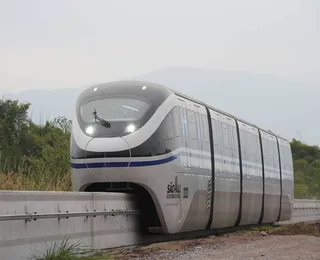 BYD assume linha de trem inacabada e transporta 100 mil passageiros por dia