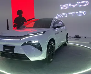 BYD lança SUV Atto 8 com foco no segmento de sete lugares; saiba detalhes