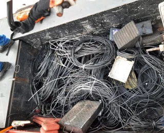 Cabos irregulares de telefonia e internet são removidos na Bahia