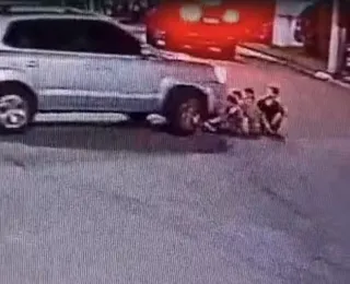 Carro atropela quatro crianças em condomínio de luxo