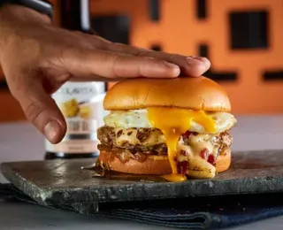 Casal combina receitas e cria hambúrguer de carbonara; faça em casa