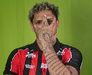 Centroavante do Vitória sofre lesão grave e fica fora de combate