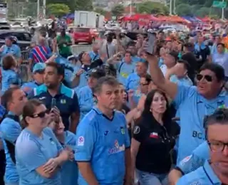 Chilenos "invadem" a Fonte Nova com festa para pegar o Bahia; assista