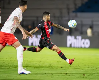 Com gol de goleiro, Vitória perde para Bragantino por 2 a 0