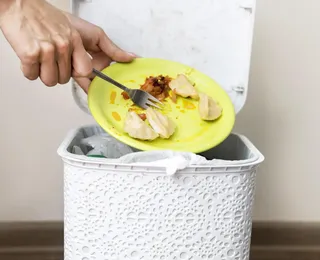 Conheça 4 truques para acabar com o mau-cheiro no lixo da cozinha