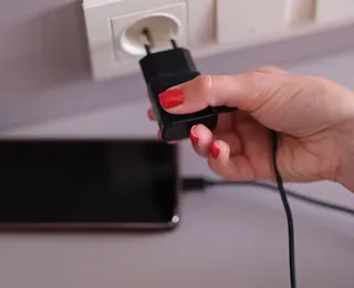 Deixar carregador na tomada pode ser mais perigoso do que parece