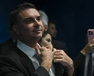 E Flávio Bolsonaro também tenta o ajuste, mais com potenciais aliados