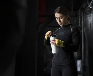 É mais econômico? Descubra se leite em pó substitui o whey protein