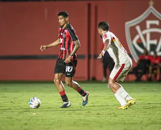 Em estreia como titular, Renê celebra primeiro gol pelo Vitória