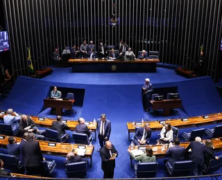 Em guerra espiritual, senador bolsonarista passa mal e vai a hospital