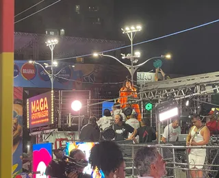 Em passagem no Campo Grande, Margareth saúda Brown por 25 anos de hit