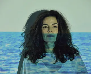 Emanuelle Araújo resgata axé dos anos 90 em álbum inspirado nas raízes baianas