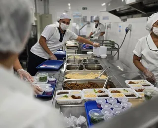 Entenda a rotina de um refeitório que produz 800 mil refeições mensais