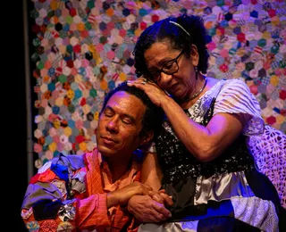 Espetáculo emocionante em Salvador une ator baiano e mãe no palco