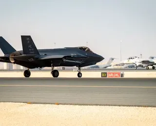 EUA lançam operação para resgatar pilotos após caça ser abatido pelo Irã