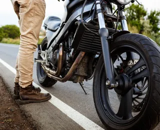 Ex-BBB sofre acidente e é atropelada por moto