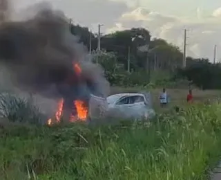 Ex-jogador de Bahia e Vitória fica ferido em acidente; carro pegou fogo