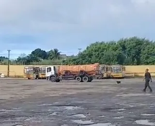 Ex-rodoviário invade garagem de ônibus em Salvador com caminhão