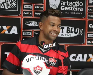 Ex-Vitória brilha como artilheiro da Copa do Nordeste no rival do Leão