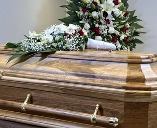 Filha é baleada durante velório da mãe e disparo atinge caixão