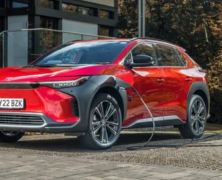 Fim da espera: Toyota lança primeiro carro elétrico no Brasil
