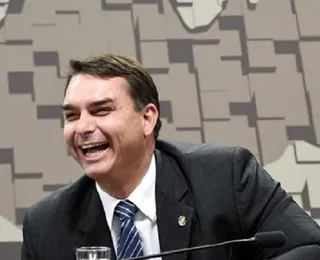 Flávio Bolsonaro celebra rebaixamento de escola que homenageou Lula