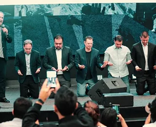 Flávio Bolsonaro mira evangélicos e vai a culto de Silas Malafaia