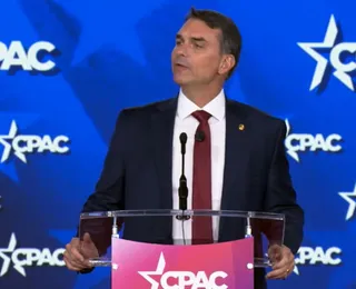 Flávio Bolsonaro pede influência dos EUA nas eleições brasileiras