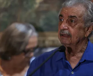 Florisvaldo Mattos lança, hoje, o 17º livro. Depois, vem a Comenda