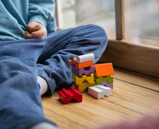 Garoto autista é espancado por mãe de colega e escola se omite