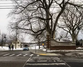 Governo Trump investiga faculdade feminina por admitir alunas trans