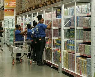 Grande rede de supermercados decide acabar com escala 6x1; saiba qual
