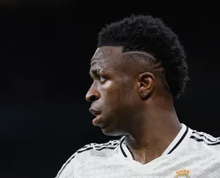 Hamilton e lendas do futebol saem em defesa de Vini Jr. após injúria racial