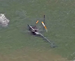 Helicóptero cai no mar em pouso forçado na Praia da Barra da Tijuca