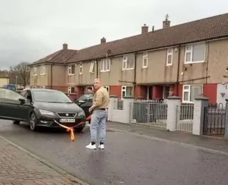 Homem bate recorde mundial puxando carro com testículos