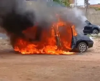 Homem incendeia próprio carro após revolta com falhas mecânicas