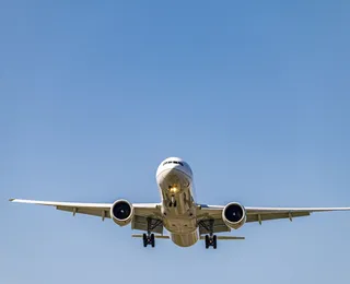 Homem tenta abrir porta de avião e voo é desviado às pressas