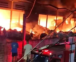 Incêndio de grandes proporções atinge galpão de reciclagem em Camaçari