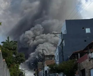 Incêndio destrói ônibus e gera nuvem de fumaça em Lauro de Freitas