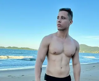 Influencer é morto por avô de ex-namorado ao invadir casa e agredi-lo