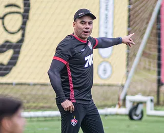 Jair Ventura critica arbitragem e pensa Ba-Vi com buraco no elenco