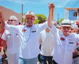 Jerônimo e Caetano caminham com multidão na abertura da Lavagem de Arembepe