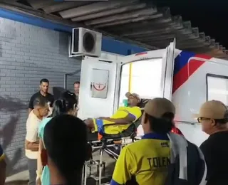 Jogador de futebol é picado por cobra após descer de ônibus