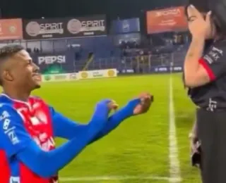 Jogador faz pedido de casamento no campo e anuncia término em 3 dias