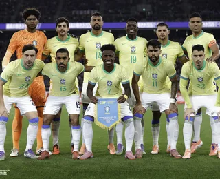 Jogador na pré-lista da Seleção para Copa do Mundo deixa campo de maca