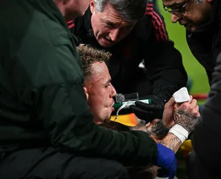 Jogador sofre acidente e quase perde dedo na Champions League; confira