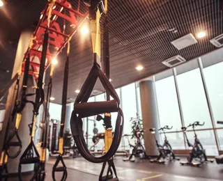 Jovem quebra os joelhos ao sofrer acidente durante treino em academia